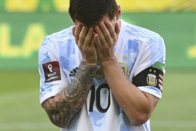 					Lionel Messi sebelum pertandingan kualifikasi Piala Dunia 2022 zona Amerika Selatan antara Argentina dan Brazil di Neo Quimica Arena, Sao Paulo, Brazil, 5 September 2021. Laga ini dihentikan setelah otiritas kesehatan Brazil masuk lapangan menghentikan laga akibat empat pemain Argentina melanggar protokol kesehatan di Brazil. (AFP/NELSON ALMEIDA)