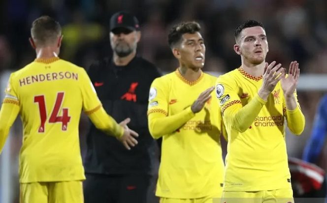					Bek Liverpool Andy Robertson (kanan) dan penyerang Roberto Firmino bertepuk tangan mengucapkan terima kasih kepada suporter tandang setelah bermain imbang melawan Brentford di Stadion Brentford Community, London, Inggris, Sabtu (25/9/2021) waktu setempat. (ANTARA/REUTERS/ACTION IMAGES/Matthew Childs)