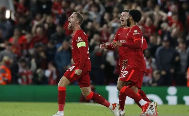 					Kapten Liverpool Jordan Henderson (kiri) merayakan golnya ke gawang AC Milan dalam pertandingan Grup B Liga Champions di Stadion Anfield, Liverpool, Inggris, Rabu (15/9/2021) waktu setempat. (ANTARA/REUTERS/Phil Noble)