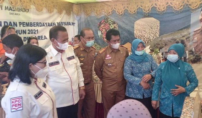 					Bupati Luwu H Basmin Mattayang saat melihat hasil produksi dari salah satu stan di Pekan UMKM yang digelar di halaman Industri Kecil Menengah (IKM) Barambing Desa Buntu Kunyi, Kecamatan Suli, Senin (27/9/2021).