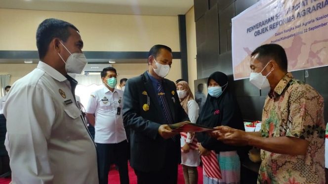 					BPN Luwu Serahkan 1.535 Sertifikat, Bupati: Jangan Sedikit-sedikit Jual Tanah