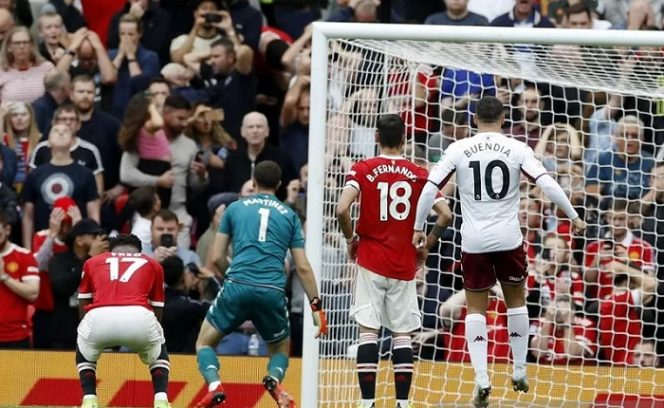 					Ekspresi kecewa gelandang serang Manchester United Bruno Fernandes (kedua kanan) setelah tendangan penaltinya digagalkan oleh kiper Aston Villa Emiliano Martinez (kedua kiri) dalam laga lanjutan Liga Inggris di Stadion Old Trafford, Manchester, Inggris, Sabtu (25/9/2021). ANTARA/REUTERS/Phil Noble.