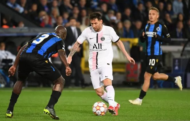 					Penyerang Paris Saint-Germain Lionel Messi (tengah) mencoba melewati bek Club Brugge Eder Balanta dalam pertandingan Grup A Liga Champions di Stadion Jan Breydel, Brugge, Belgia, Rabu (15/9/2021) waktu setempat. ANTARA/REUTERS/PIROSCHKA VAN DE WOUW