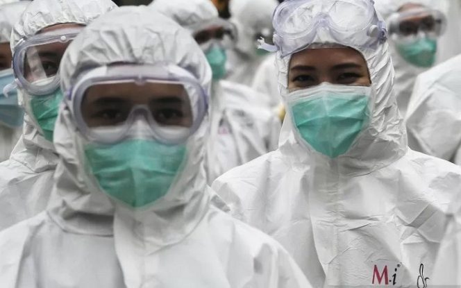 					Arsip Foto. Petugas kesehatan Rumah Sakit Darurat COVID-19 Wisma Atlet Kemayoran berjalan untuk berganti jadwal tugas di Jakarta, Jumat (26/2/2021). ANTARA FOTO/Muhammad Adimaja/wsj.