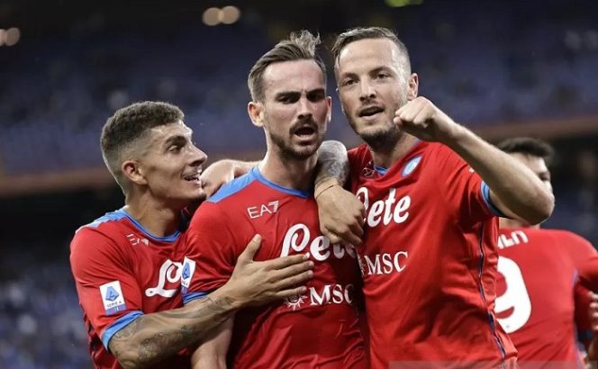 					Gelandang Napoli Fabian Ruiz (tengah) melakukan selebrasi bersama rekan-rekannya seusai mencetak gol ke gawang Sampdoria dalam laga lanjutan Liga Italia di Stadion Luigi Ferraris, Genoa, Italia, Kamis (23/9/2021) waktu setempat. ANTARA/REUTERS/Ciro de Luca.