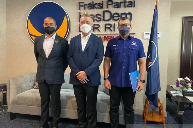 					Wakil Ketua Umum DPP Partai NasDem Ahmad Ali (tengah) saat foto bersama dengan Ketua DPW NasDem DKI Jakarta yang baru Nurcahyo Anggorojati (kanan) dan Ketua Fraksi NasDem DKI Jakarta Wibi Andrino, di ruang Fraksi Partai NasDem DPR, Jakarta, Senin (20/9/2021). (ANTARA/HO-DPP NasDem)