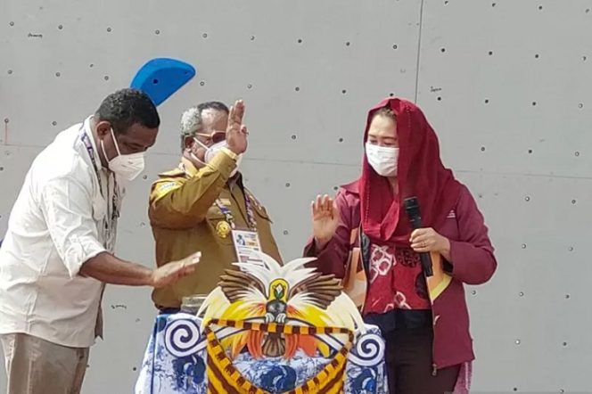 					Ketua Federasi Panjat Tebing Indonesia Yenny Wahid didampingi Bupati Mimika Eltinus Omaleng dan Ketua Federasi Panjat Tebing Provinsi Papua Cesar Avianto Tunya memukul tifa pertanda pembukaan secara resmi pertandingan panjat tebing PON XX Papua, Senin (27/9/2021). ANTARA/Evarianus Supar.