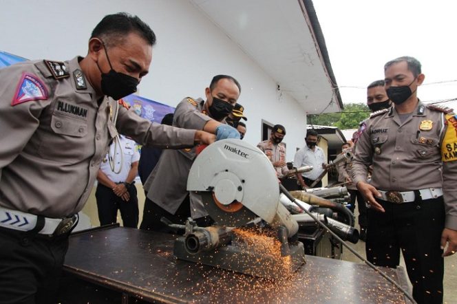 					Polres Sinjai musnahkan puluhan knalpot brong atau racing hasil sitaan Satuan Lalu Lintas, di depan Aula Parama Satwika Mapolres Sinjai, Jumat (24/9/2021).