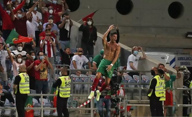 					Megabintang tim nasional Portugal Cristiano Ronaldo melakukan selebrasi seusai mencetak penentu kemenangan atas Irlandia dalam lanjutan Grup A kualifikasi Piala Dunia 2022 zona Eropa di Stadion Algarve, Almancil, Portugal, Rabu (1/9/2021) waktu setempat. (ANTARA/REUTERS/Pedro Nunes)