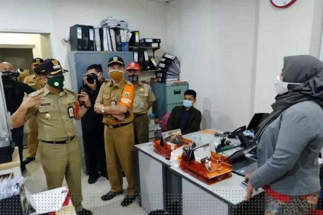 					Wakil Wali Kota Jakarta Barat Yani Wahyu Purwoko menindak perusahaan bisnis daring pelanggar protokol kesehatan di masa PSBB di kawasan Kebon Jeruk, Jakarta Barat, Senin (21/9/2020). ANTARA/HO-Sudin Kominfotik Jakarta Barat.