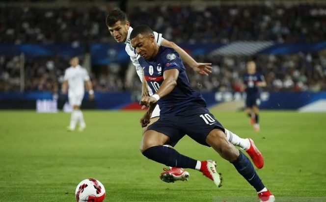					Penyerang tim nasional Prancis Kylian Mbappe (kanan) berusaha melewati hadangan bek sayap Bosnia-Herzegovina Branimir Cipetic dalam laga lanjutan Grup D kualifikasi Piala Dunia 2022 zona Eropa di Stadion Meinau, Strasbourg, Prancis, Rabu (1/9/2021) waktu setempat. (ANTARA/REUTERS/Gonzalo Fuentes)