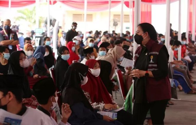 					Ketua DPR RI Puan Maharani (berdiri) saat mengujungi Sentra Vaksinasi yang diselenggarakan Himpunan Pengusaha Muda Indonesia (HIPMI) dan Maming Enam Sembilan Group di Pasar Ikan Modern Muara Baru, Jakarta Utara, Kamis (2/8/2021).ANTARA/HO-DPR RI