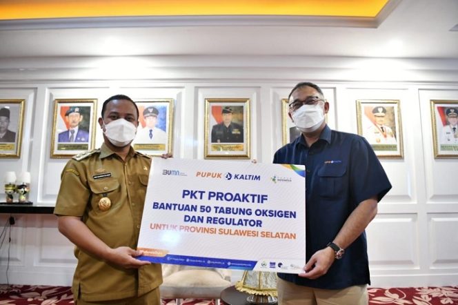 					PT Pupuk Kaltim menyerahkan bantuan tabung oksigen ke Pemprov Sulsel. (Dok)