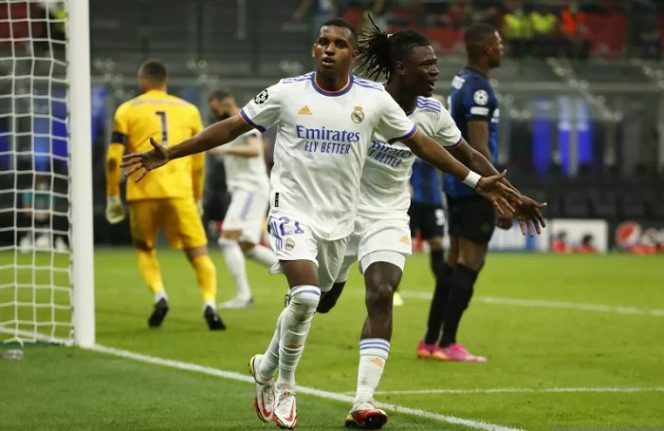 					Penyerang Real Madrid Rodrgyo Goes (kiri) merayakan gol penentu kemenangan atas Inter MIlan dalam laga Grup D Liga Champions di Stadion Giuseppe Meazza, Milan, Italia, Rabu (15/9/2021) waktu setempat. ANTARA/REUTERS/ALESSANDRO GAROFALO
