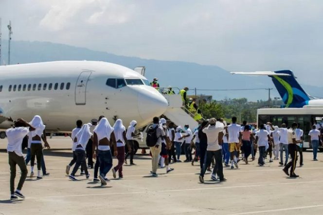 					Imigran Haiti menuju bus setelah dideportasi oleh AS dari Texas di Bandara Internasional Toussaint Louverture di Port-au-Prince, Haiti Selasa (21/9/2021). ANTARA/REUTERS/as