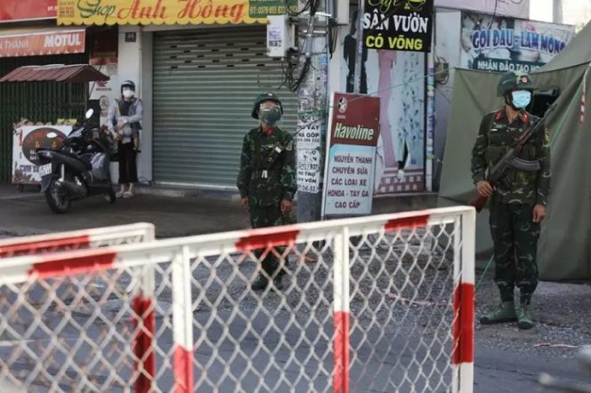 					Tentara berjaga di pos pemeriksaan selama lockdown COVID-19 di Ho Chi Minh, Vietnam, Agustus 2021. (ANTARA/Reuters)