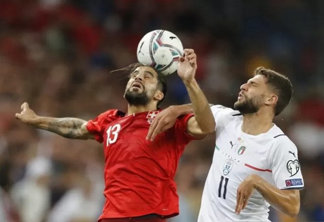 					Bek sayap tim nasional Swiss Ricardo Rodriguez (kiri) berebut bola udara dengan penyerang Italia Domenico Berardi dalam laga lanjutan Grup C kualifikasi Piala Dunia 2022 zona Eropa di Stadion St. Jakob-Park, Basel, Swiss, Minggu (5/9/2021) waktu setempat. ANTARA/REUTERS/Arnd Wiegmann.