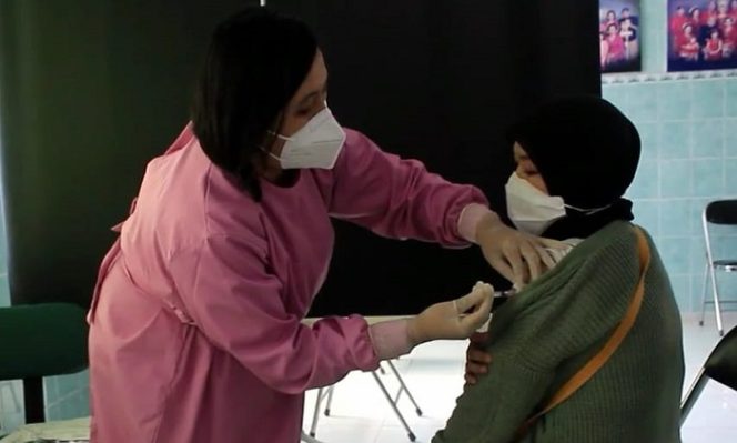 					Dinkes Kabupaten Temanggung melakukan jempub bola vaksinasi dari desa ke desa agar target 30 persen vaksin pada September tercapai.