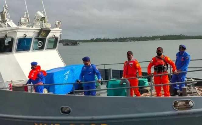 					Tim SAR dari Pos SAr Tual bersama seluruh unsur potensi SAR kembali melanjutkan operasi pencarian 25 ABK KM Hentri yang belum diketahui nasibnya setelah kapal penangkap ikan cumi ini terbakar pada 3 September 2021 antara Perairan Maluku Tenggara dan Kabupaten Kepulauan Tanimbar. (11/9) (ANTARA/Daniel)