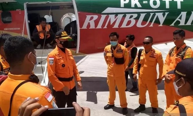 					Personel SAR Timika menerima pengarahan dari Kepala Kantor SAR Timika George Mercy L Randang sebelum diberangkatkan menuju Sugapa, Kabupaten Intan Jaya untuk membantu pencarian dan evakuasi korban kecelakaan pesawat Rimbun Air, Rabu (15/9/2021). ANTARA/Evarianus Supar.