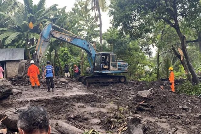 					Tim SAR Gabungan masih melakukan pencarian korban hilang akibat banjir bandang di Kampung Wae Sugi-Malapedho, Desa Inerie, Kecamatan Inerie, Kabupaten Ngada, Nusa Tenggara Timur, Minggu (5/9/2021) (FOTO ANTARA/HO-Basarnas Maumere)