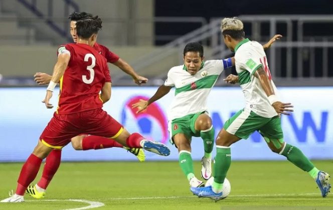 					Pesepak bola Timnas Indonesia Evan Dimas (kedua kanan) mempertahankan bola dari kawalan pesepak bola Timnas Vietnam Que Ngoc Hai (kiri) dalam pertandingan Grup G Kualifikasi Piala Dunia 2022 zona Asia di Stadion Al Maktoum, Dubai, Uni Emirat Arab, Senin (7/6/2021) malam. Timnas Indonesia kalah dari Timnas Vietnam dengan skor 0-4. ANTARA FOTO/Humas PSSI/handout/rwa.