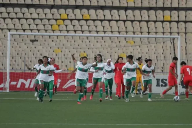 					Arsip foto - Pemain-pemain timnas putri Indonesia merayakan keberhasilan mencetak gol ke gawang Singapura pada laga leg pertama kualifikasi Piala Asia Wanita 2022 di Dushanbe, Tajikistan, Jumat (24/9) malam. (ANTARA/HO-PSSI)