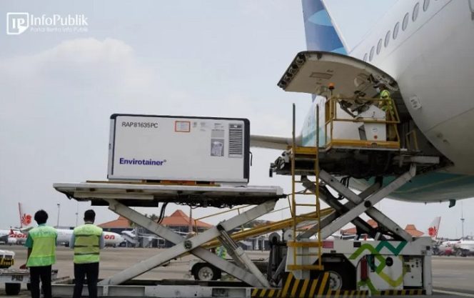 					Kedatangan vaksin 5 juta dosis vaksin Sinovac di Indonesia, Senin (20/9/2021). (ANTARA/HO-Rhyadhy Budhy Nugraha/Kominfo).