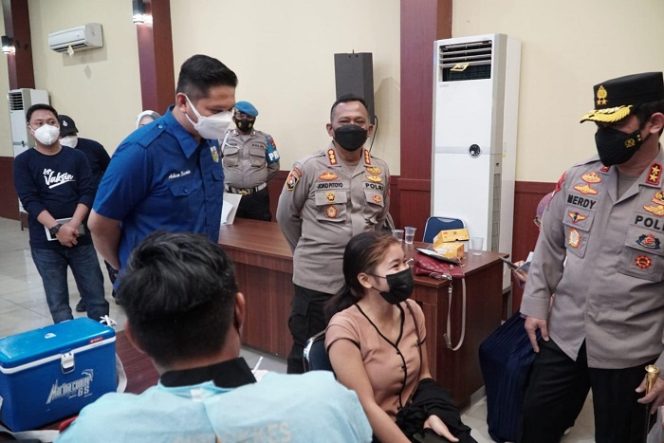 					Kapolda Sulsel Irjen Pol Drs Merdisyam didampingi Ketua KNPI Sulsel Arham Basmin Mattayang, saat meninjau langsung proses vaksinasi.