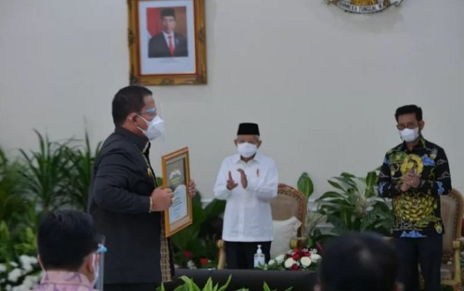 					Wakil Presiden Ma'ruf Amin menyerahkan penghargaan Abdi Bakti Tani Tahun 2021 kepada di Istana Wakil Presiden Jakarta, Senin. (Asdep KIP Setwapres)