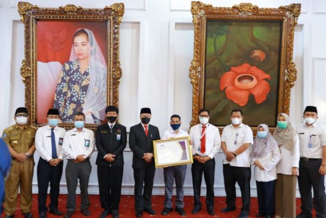 					Gubernur Rohidin Terima Penghargaan dari BPKP