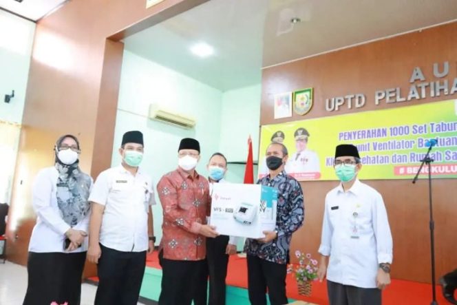 					Rohidin Ingatkan Masyarakat Bengkulu Jangan Kendor Prokes saat Bagikan 1000 Tabung Oksigen