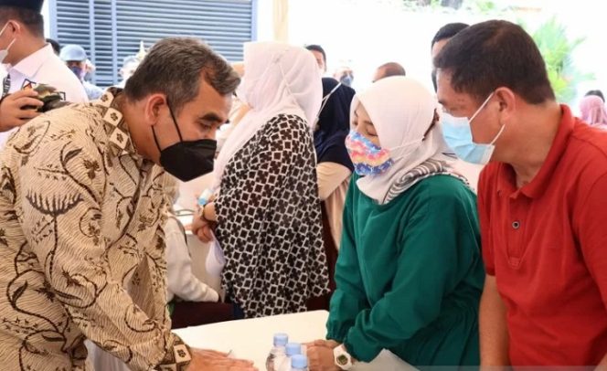 					Sekretaris Jenderal DPP Partai Gerindra Ahmad Muzani (kiri) mengunjungi kegiatan vaksinasi yang dilaksanakan DPC Partai Gerindra Kota Makassar dan DPC Kabupaten Gowa, Sabtu (9/10). (ANTARA/Dokumentasi Pribadi)