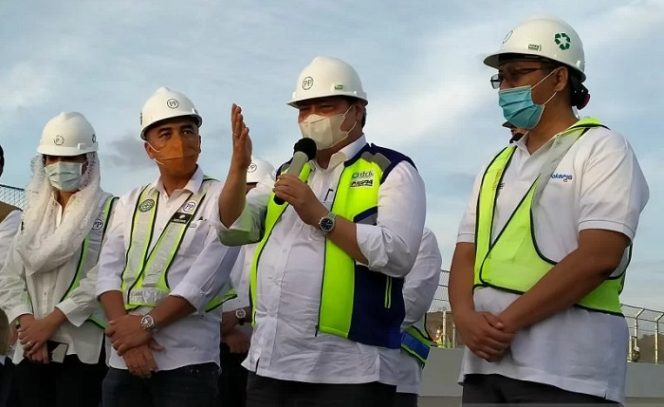					Menteri Koordinator (Menko) Bidang Perekonomian Airlangga Hartarto didampingi Menteri Perindustrian Agus Gumiwang Kartasasmita, Dirut PT ITDC Abdulbar M Mansoer, Kepala BNPB Letjen TNI Ganip Warsito, dan Gubernur NTB, H Zulkieflimansyah, dan Anggota DPR RI Dapil NTB Pulau Lombok, Sari Yuliati usai mengelilingi lintasan Pertamina Mandalika International Street Circuit di Kuta Mandalika, Kabupaten Lombok Tengah, Kamis (14/10/2021). (ANTARA/Nur Imansyah).