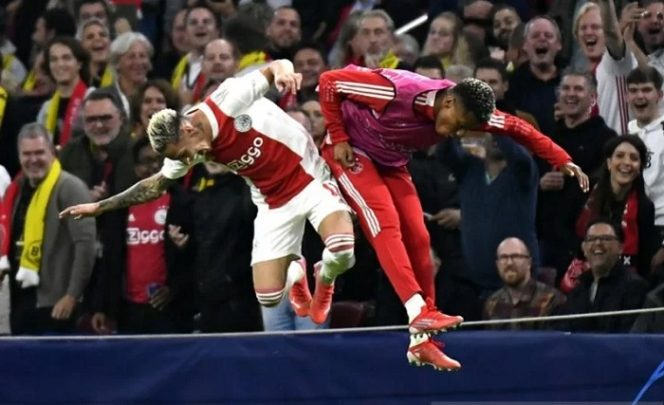 					Penyerang sayap Ajax Antony Matheus (kiri) melakukan selebrasi bersama David Neres seusai mencetak gol ke gawang Borussia Dortmund dalam laga lanjutan Grup C Liga Champions di Stadion Johan Cruijff Arena, Amsterdam, Belanda, Selasa (19/10/2021) waktu setempat. (ANTARA/REUTERS/Piroschka van de Wouw)