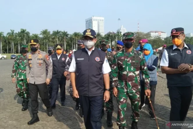 					Gubernur DKI Jakarta Anies Baswedan (tiga dari kanan) ketika menghadiri apel kesiapsiagaan menghadapi musim hujan di Lapangan Silang Monas, Jakarta, Rabu (13/10/2021). ANTARA/Dewa Ketut Sudiarta Wiguna