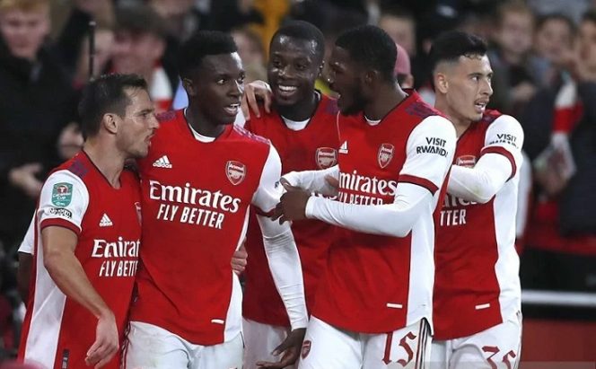 					Penyerang Arsenal Edward Nketiah (kedua kiri) melakukan selebrasi bersama rekan-rekannya seusai mencetak gol ke gawang Leeds United dalam laga 16 besar Piala Liga Inggris di Stadion Emirates, London, Inggris, Selasa (26/10/2021) waktu setempat. ANTARA/REUTERS/ACTION IMAGES/Matthew Childs.
