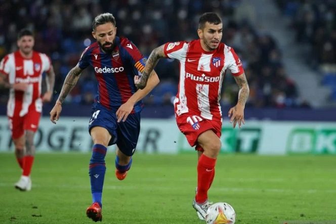 					Gelandang Levante Jose Luis Morales (kiri) membayangi pemain Atletico Madrid Angel Correa dalam pertandingan Liga Spanyol di Ciutat de Valencia pada 29 Oktober 2021. ANTARA/AFP/JOSE JORDAN