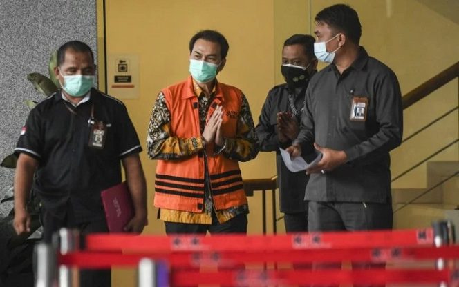 					Mantan Wakil Ketua DPR Azis Syamsuddin (kedua kiri) berjalan menuju mobil tahanan usai diperiksa di gedung KPK, Jakarta, Senin (11/10/2021). ANTARA FOTO/Hafidz Mubarak A/foc.