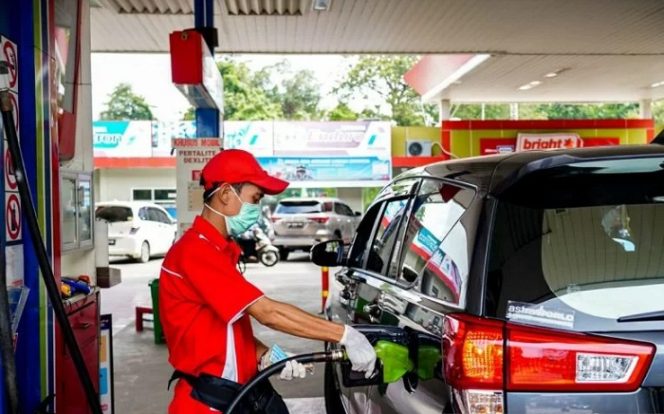 					Ilustrasi - Pekerja SPBU mengisi bahan bakar kendaraan diesel. ANTARA/HO-Pertamina