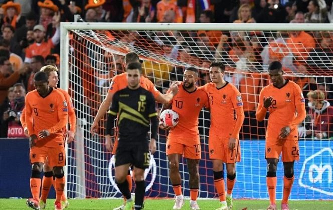 					Penyerang timnas Belanda Memphis Depay (tengah) melakukan selebrasi usai mencetak gol ketiga lawan Gibraltar dalam pertandingan Kualifikasi Piala Dunia 2022 Grup G zona Eropa di De Kuip, Rotterdam pada 12 Oktober. ANTARA/AFP/JOHN THYS.