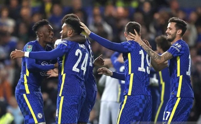 					Bek Chelsea Reece James (kedua kiri) diselamati rekan-rekannya seusai jadi penentu kemenangan adu penalti atas Southampton dalam laga 16 besar Piala Liga Inggris di Stadion Stamford Bridge, London, Inggris, Selasa (26/10/2021) waktu setempat. ANTARA/REUTERS/ACTION IMAGES/Paul Childs.