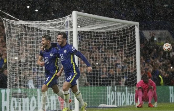 					Gelandang Chelsea Jorginho (kiri) melakukan selebrasi bersama Ben Chilwell selepas mengkonversi tendangan penalti keduanya ke gawang Malmo FF dalam laga lanjutan Grup H Liga Champions di Stadion Stamford Bridge, London, Inggris, Rabu (20/10/2021) waktu setempat. ANTARA/REUTERS/ACTION IMAGES/Matthew Childs.