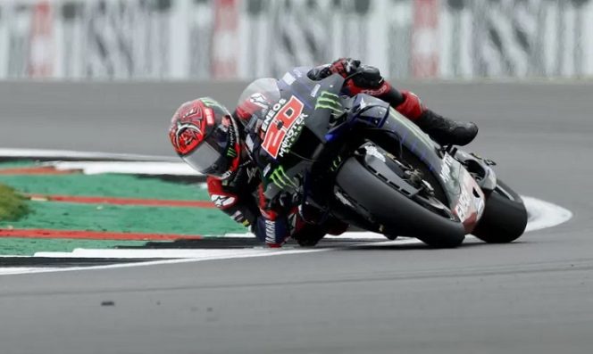 					Foto arsip - Pembalap Monster Energy Yamaha Fabio Quartararo beraksi saat MotoGP Monster Energy British Grand Prix, di Sirkuit Silverstone, Silverstone, Inggris, Minggu (29/8/2021), Fabio Quartararo keluar sebagai juara dalam laga ini, posisi kedua diraih pembalap Suzuki Álex Rins Navarro dan posisi ketiga diraih pembalap Aprilia.​​​​​​ Aleix Espargaró Villà. ANTARA FOTO/Reuters-/Andrew Boyers/hp.