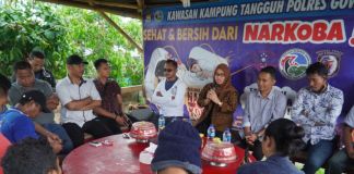 Husniah Talenrang (Jilbab Coklat) diskusi bebas dengan warga. (Foto: Istimewa).