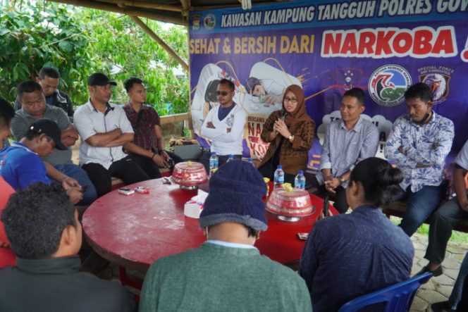 					Husniah Talenrang (Jilbab Coklat) diskusi bebas dengan warga. (Foto: Istimewa). 