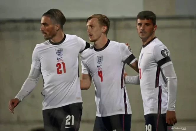 					Gelandang timnas Inggris James Ward-Prowse (tengah) merayakan gol dengan rekannya dalam lanjutan laga Kualifikasi Piala Dunia 2022 Grup I lawan Andorra di Estadi Nacional stadium in Andorra la Vella, pada 10 Oktober 2021. ANTARA/AFP/LIONEL BONAVENTURE