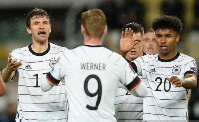 					Penyerang timnas Jerman Timo Werner (tengah) melakukan selebrasi dengan rekan setimnya usai mencetak gol kedua dalam pertandingan Kualifikasi Piala Dunia 2022 lawan Makadonia Utara pada 11 Oktober 2021. ANTARA/AFP/NIKOLAY DOYCHINOV.