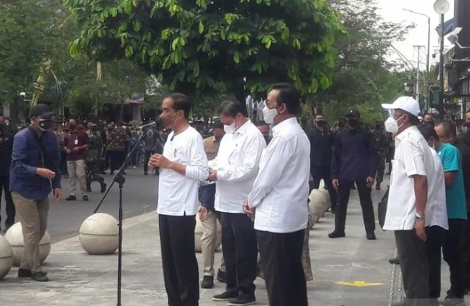 					Presiden RI Joko Widodo meresmikan program bantuan tunai untuk pelaku pedagang kaki lima (PKL) dan warung-warung kecil seluruh Indonesia di Malioboro, Yogyakarta, Sabtu (9/10/2021). ANTARA FOTO/Luqman Hakim.