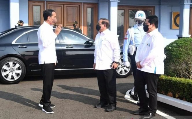 					Presiden RI Joko Widodo (kiri) akan melakukan peletakan batu pertama atau “groundbreaking” pembangunan pabrik pemurnian (smelter) tambang milik PT Freeport Indonesia di Gresik, Jawa Timur, Selasa. (12/10). (ANTARA/HO-Biro Pers Sekretariat Presiden/Lukas)